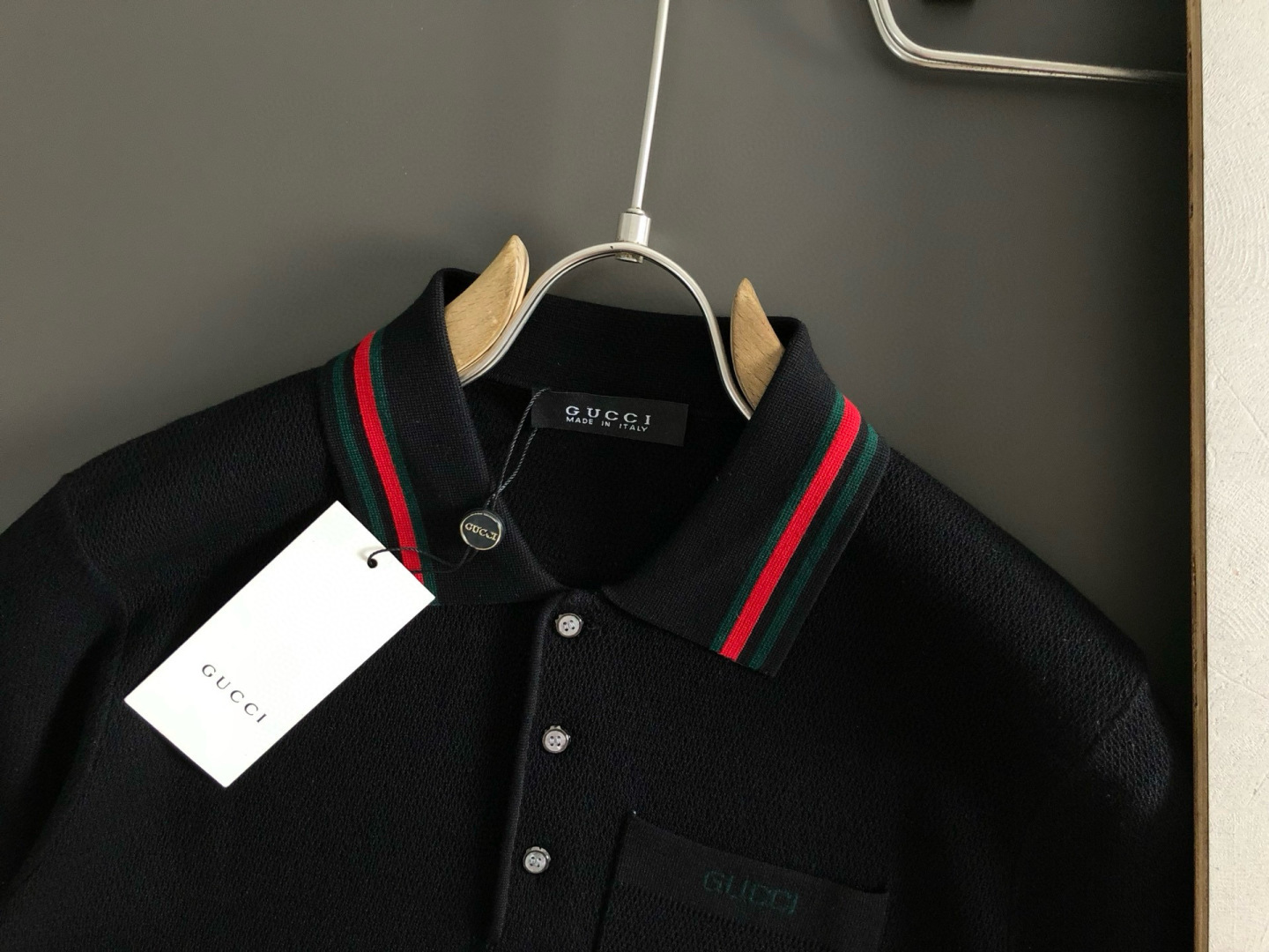 Gucc*合身版型M-XXXL2025秋冬红蓝提字母口袋翻领羊毛短袖，精致工艺专柜面料，顶级元素融合打造