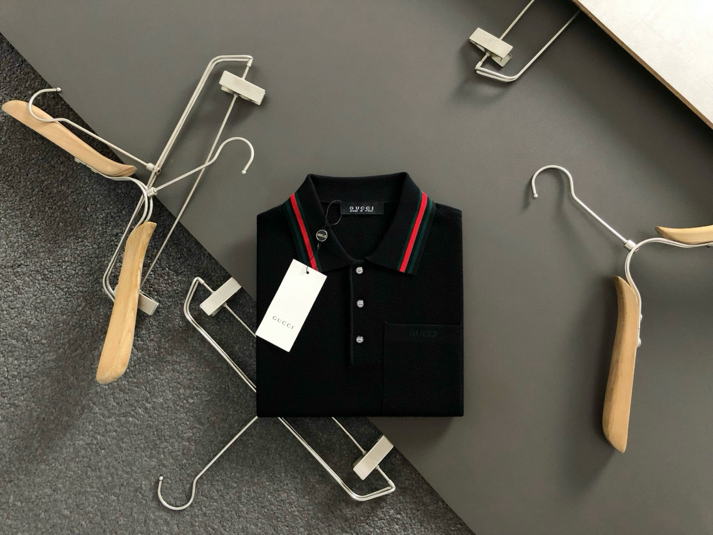 NO:532129,Gucc* fitting style M-XXXL 2025 autumn and winter red and blue letters pocket lapel wool short sleeves, exquisite craftsmanship counter fabric, top-level elements fusion, classic short sleeve 3 specifications, trendy men's fashion, whether it is the comfort of the upper body or the incomparable existence 170-135(M) 175-150(L) 178-160(XL) 180-170(XXL) 180-180(XXXL) your,,gucci,T-shirt,alexander wang19860909Gucc*合身版型M-XXXL 2025秋冬红蓝提字母口袋翻领羊毛短袖,精致工艺专柜面料,顶级元素融合打造,经典短袖3标齐全,潮男时尚,无论是上身舒适度还是都是无可比拟的存在 170-135(M) 175-150(L) 178-160(XL)180-170(XXL) 180-180(XXXL) your,,gucci,T-shirt,alexander wang,Men's clothing