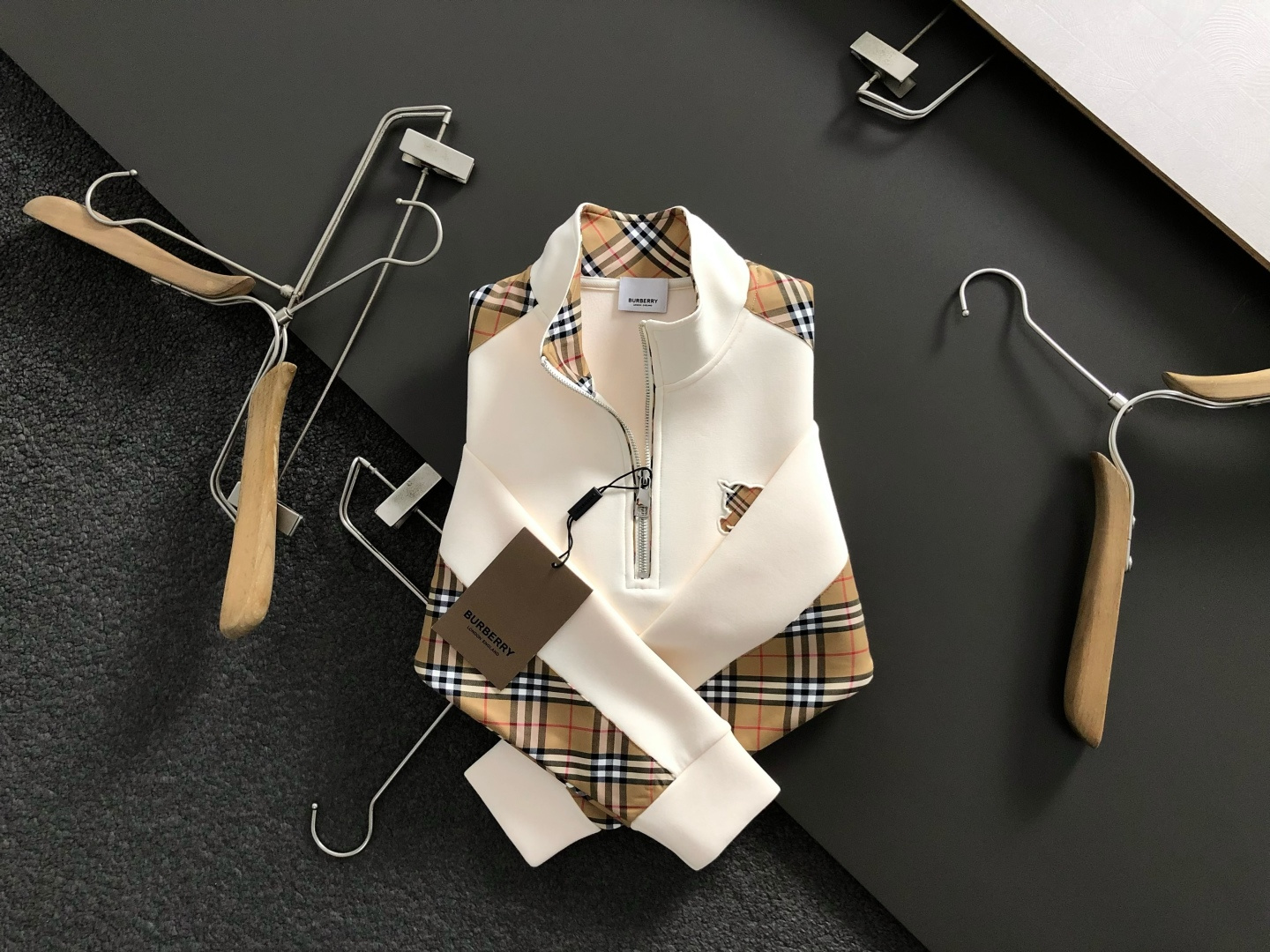 NO:532123,BBR* fitting style M-XXXL 2025 autumn and winter cloud soft series zipper plaid fusion knight logo inner lining and brushed fashionable versatile collar sweater long sleeves, exquisite craftsmanship counter fabric, top-level elements fusion creation, 3 standards, trendy men's fashion, whether it is the comfort of the upper body or the incomparable existence 170-135(M) 175-150(L) 178-160(XL) 180-170(XXL) 180-180(XXXL) your,,hoodie,sweatshirts,alexander wang19860909BBR*合身版型M-XXXL 2025秋冬云柔系列拉链格纹融合骑士logo内里拉绒时尚百搭立领卫衣长袖,精致工艺专柜面料,顶级元素融合打造,3标齐全,潮男时尚,无论是上身舒适度还是都是无可比拟的存在 170-135(M) 175-150(L) 178-160(XL)180-170(XXL) 180-180(XXXL) your,,hoodie,sweatshirts,alexander wang,Men's clothing