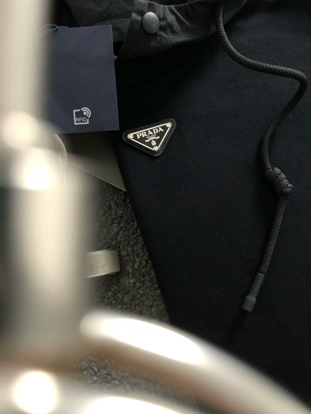 PRAD*微宽版型M-XXXL2025秋冬新款拼接款金属三角标连帽卫衣，精致工艺专柜面料，顶级元素融合打