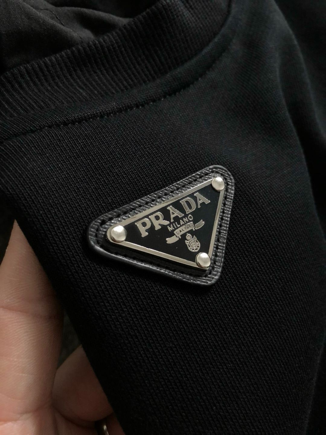 PRAD*微宽版型M-XXXL2025秋冬新款拼接款金属三角标连帽卫衣，精致工艺专柜面料，顶级元素融合打