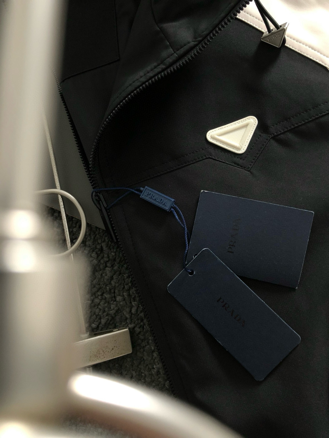 PRAD*薄棉夹克M-XXXL25秋冬顶级黑白双色拼接款经典三角标工艺薄棉连帽外套，细致顶级工艺专柜面料