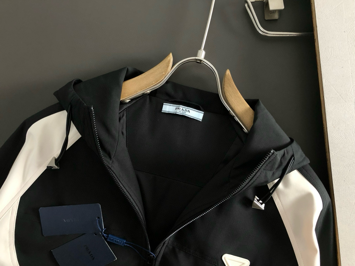 PRAD*薄棉夹克M-XXXL25秋冬顶级黑白双色拼接款经典三角标工艺薄棉连帽外套，细致顶级工艺专柜面料