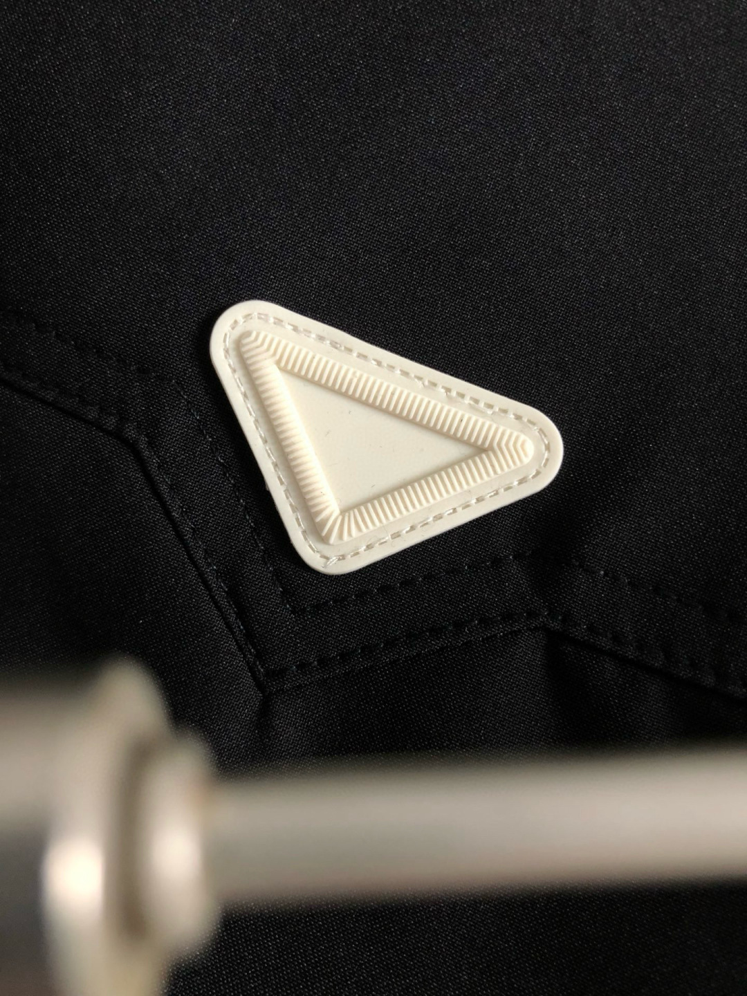 PRAD*薄棉夹克M-XXXL25秋冬顶级黑白双色拼接款经典三角标工艺薄棉连帽外套，细致顶级工艺专柜面料