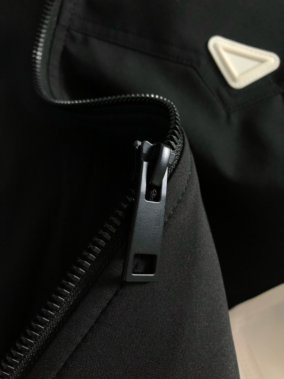 PRAD*薄棉夹克M-XXXL25秋冬顶级黑白双色拼接款经典三角标工艺薄棉连帽外套，细致顶级工艺专柜面料