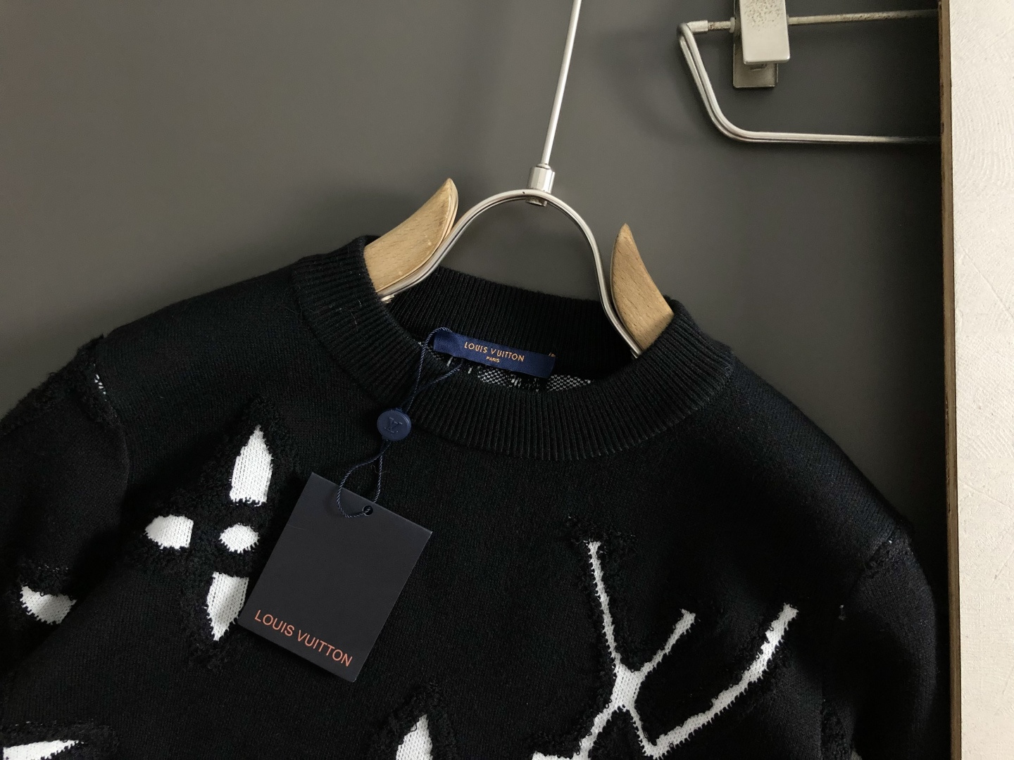 L牌*合身版型S-Xl2025秋冬镂空老花针织衫，以经典字母浮雕面料为主调，巧妙融入挑空元素，打破传统针