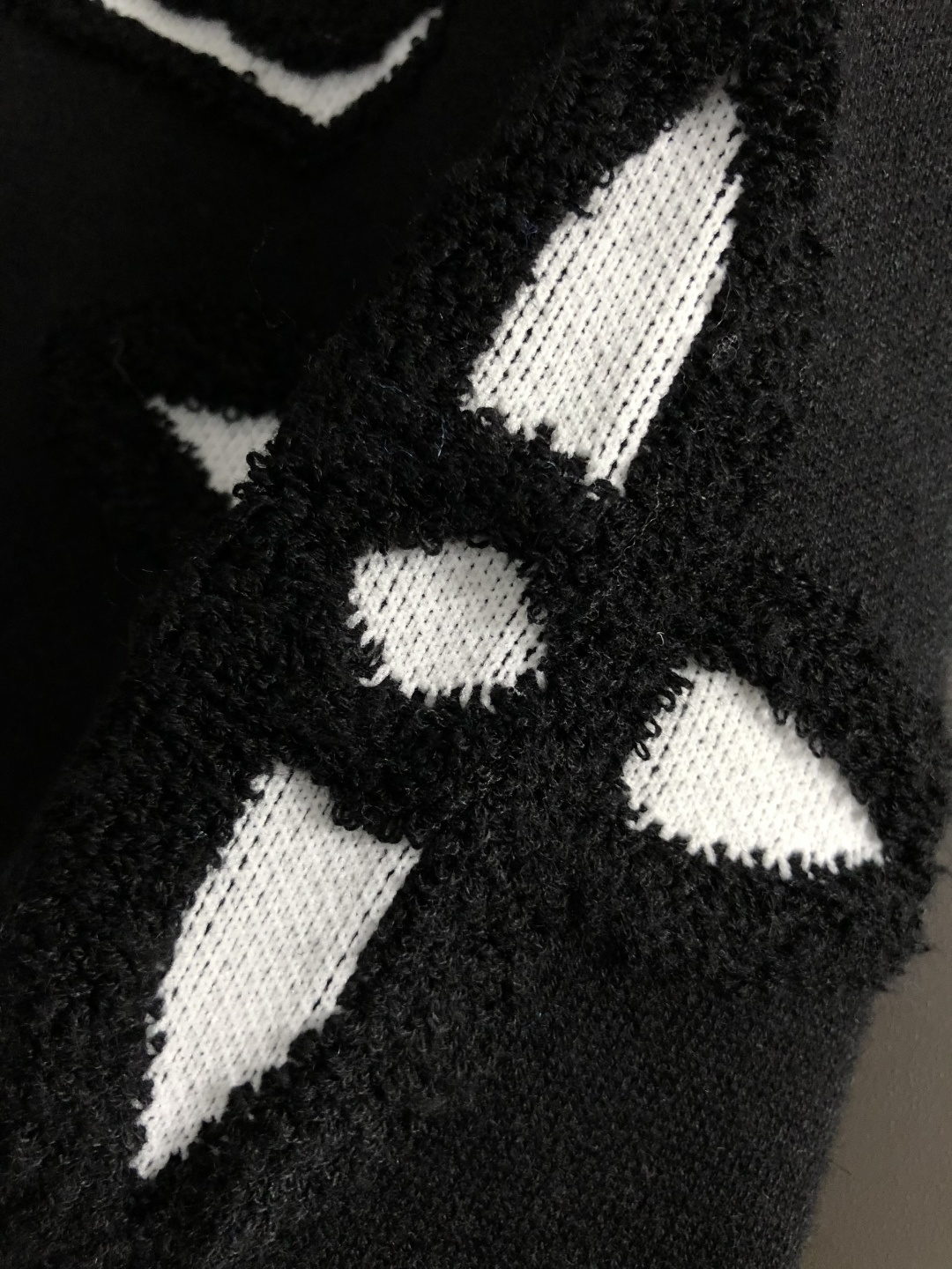 L牌*合身版型S-Xl2025秋冬镂空老花针织衫，以经典字母浮雕面料为主调，巧妙融入挑空元素，打破传统针