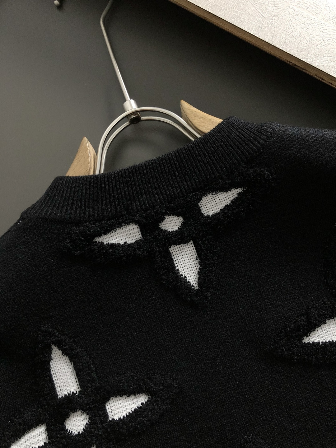 L牌*合身版型S-Xl2025秋冬镂空老花针织衫，以经典字母浮雕面料为主调，巧妙融入挑空元素，打破传统针