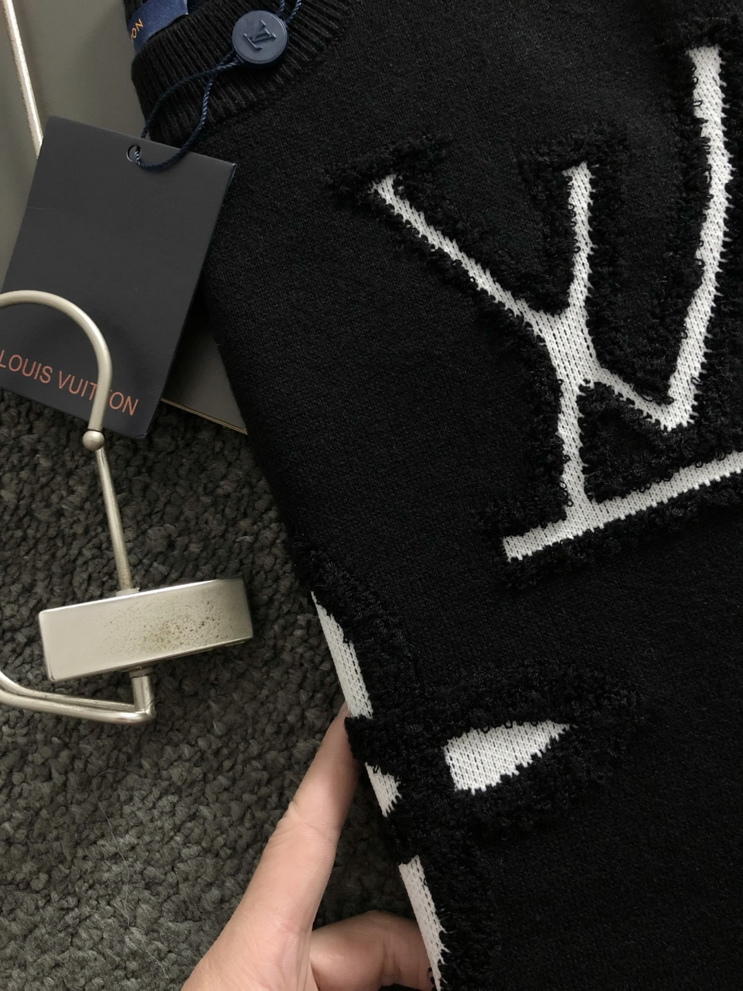 L牌*合身版型S-Xl2025秋冬镂空老花针织衫，以经典字母浮雕面料为主调，巧妙融入挑空元素，打破传统针