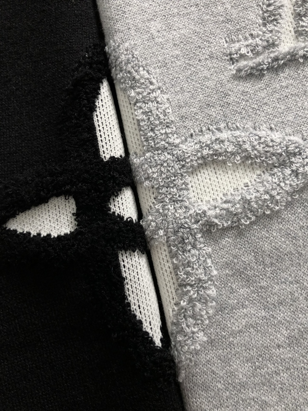 L牌*合身版型S-Xl2025秋冬镂空老花针织衫，以经典字母浮雕面料为主调，巧妙融入挑空元素，打破传统针