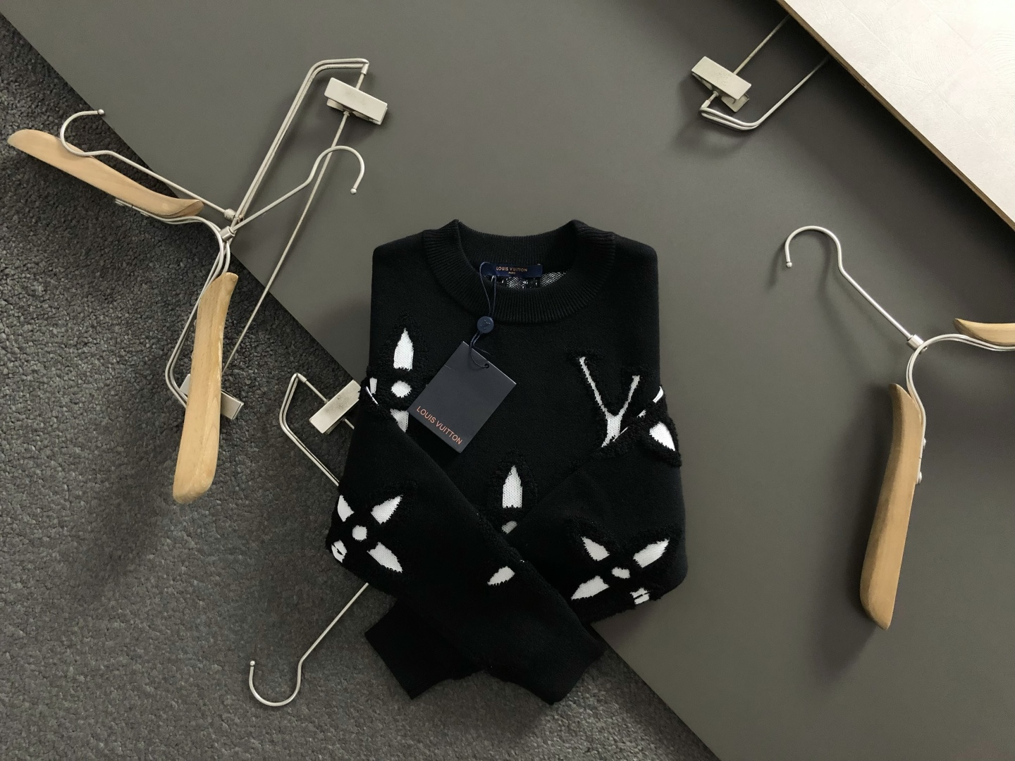 L牌*合身版型S-Xl2025秋冬镂空老花针织衫，以经典字母浮雕面料为主调，巧妙融入挑空元素，打破传统针