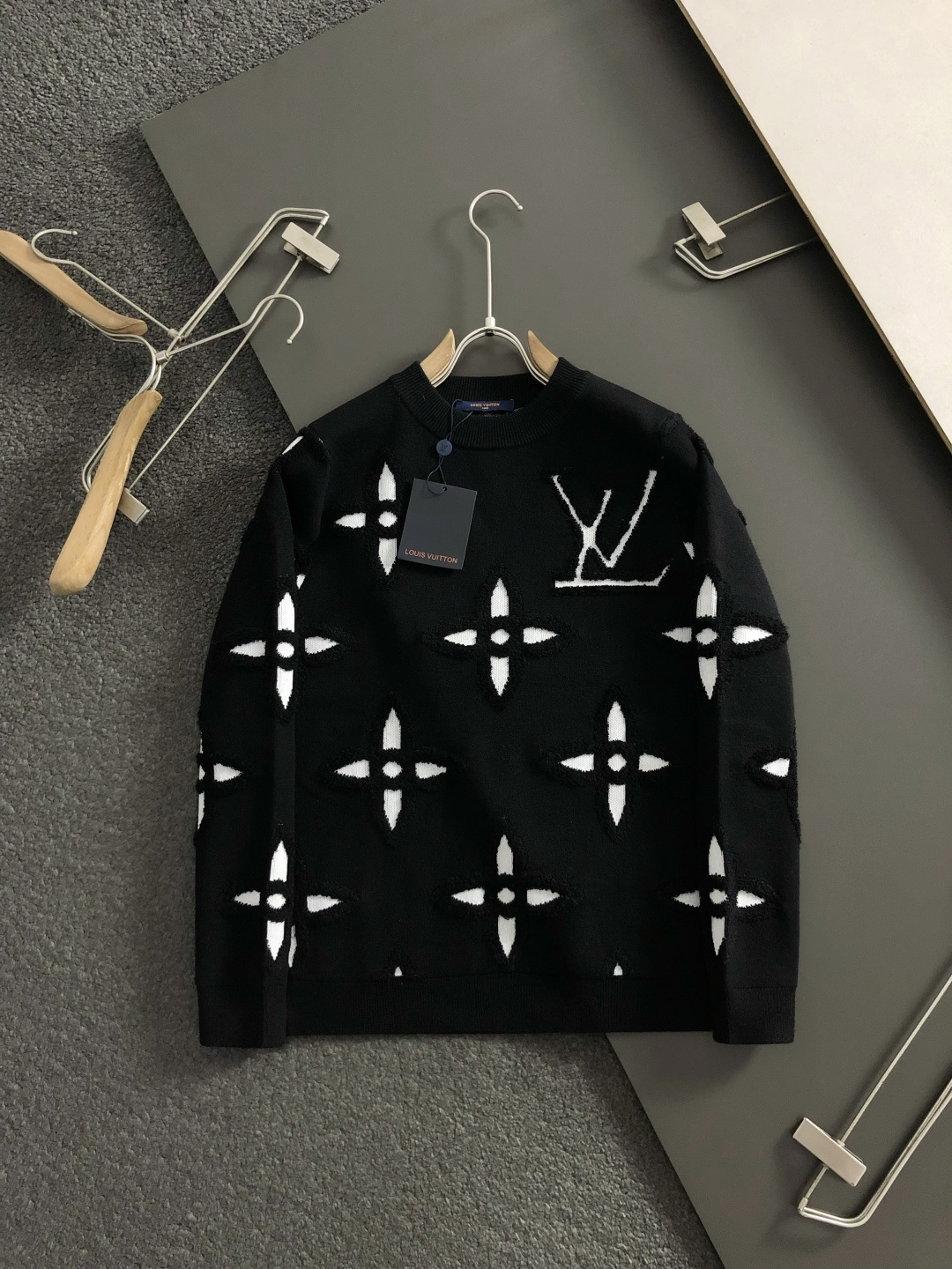 L牌*合身版型S-Xl2025秋冬镂空老花针织衫，以经典字母浮雕面料为主调，巧妙融入挑空元素，打破传统针