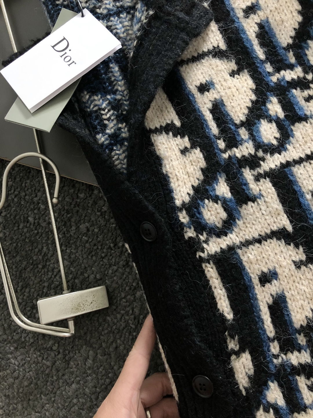 DIR*宽松版型S-Xl2025秋冬潮牌字母三色提花排列羊毛衫，以经典字母提花面料为主调，巧妙融入时尚元