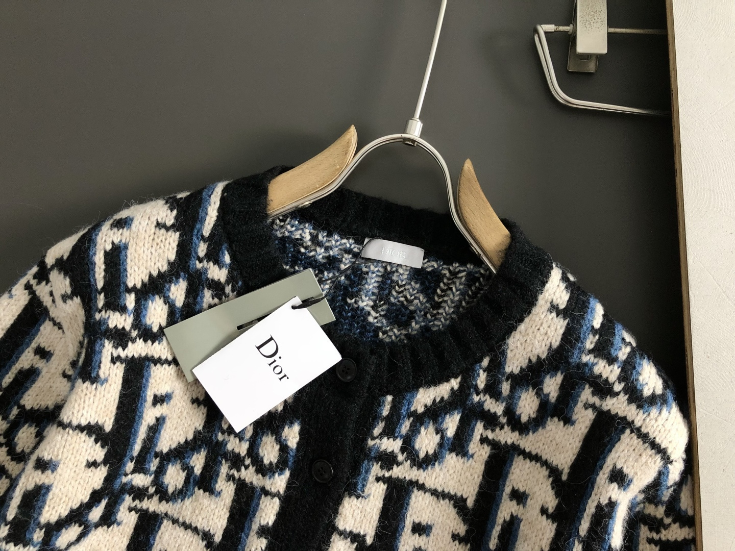 DIR*宽松版型S-Xl2025秋冬潮牌字母三色提花排列羊毛衫，以经典字母提花面料为主调，巧妙融入时尚元