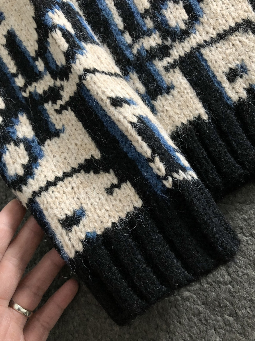 DIR*宽松版型S-Xl2025秋冬潮牌字母三色提花排列羊毛衫，以经典字母提花面料为主调，巧妙融入时尚元