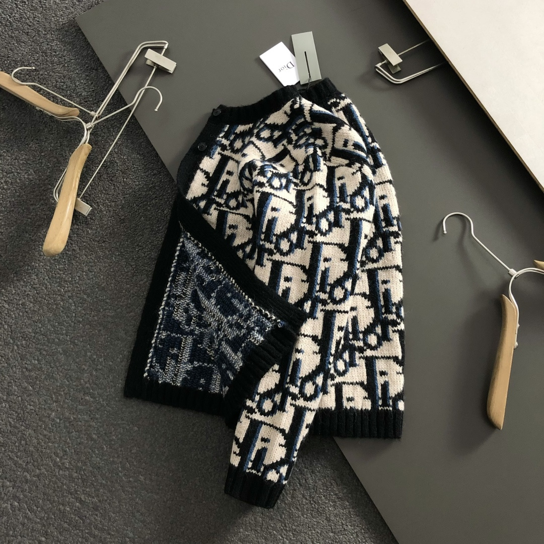 DIR*宽松版型S-Xl2025秋冬潮牌字母三色提花排列羊毛衫，以经典字母提花面料为主调，巧妙融入时尚元