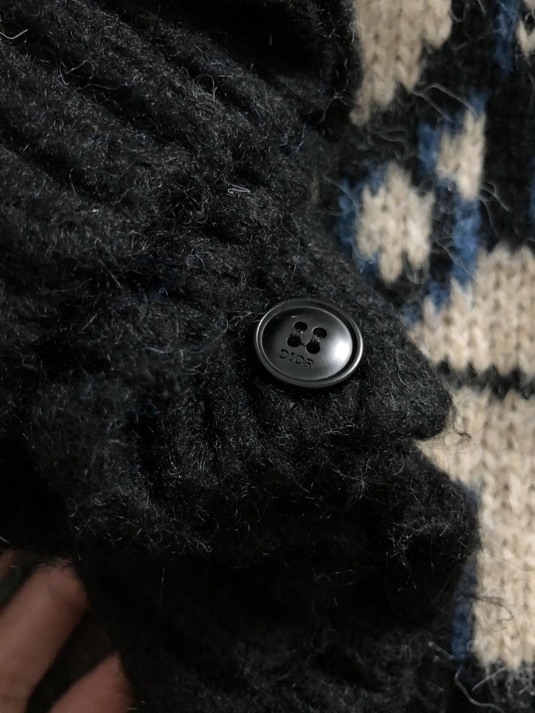 DIR*宽松版型S-Xl2025秋冬潮牌字母三色提花排列羊毛衫，以经典字母提花面料为主调，巧妙融入时尚元