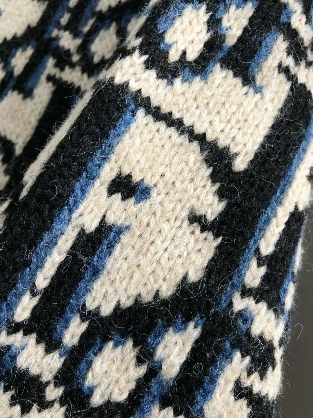 DIR*宽松版型S-Xl2025秋冬潮牌字母三色提花排列羊毛衫，以经典字母提花面料为主调，巧妙融入时尚元