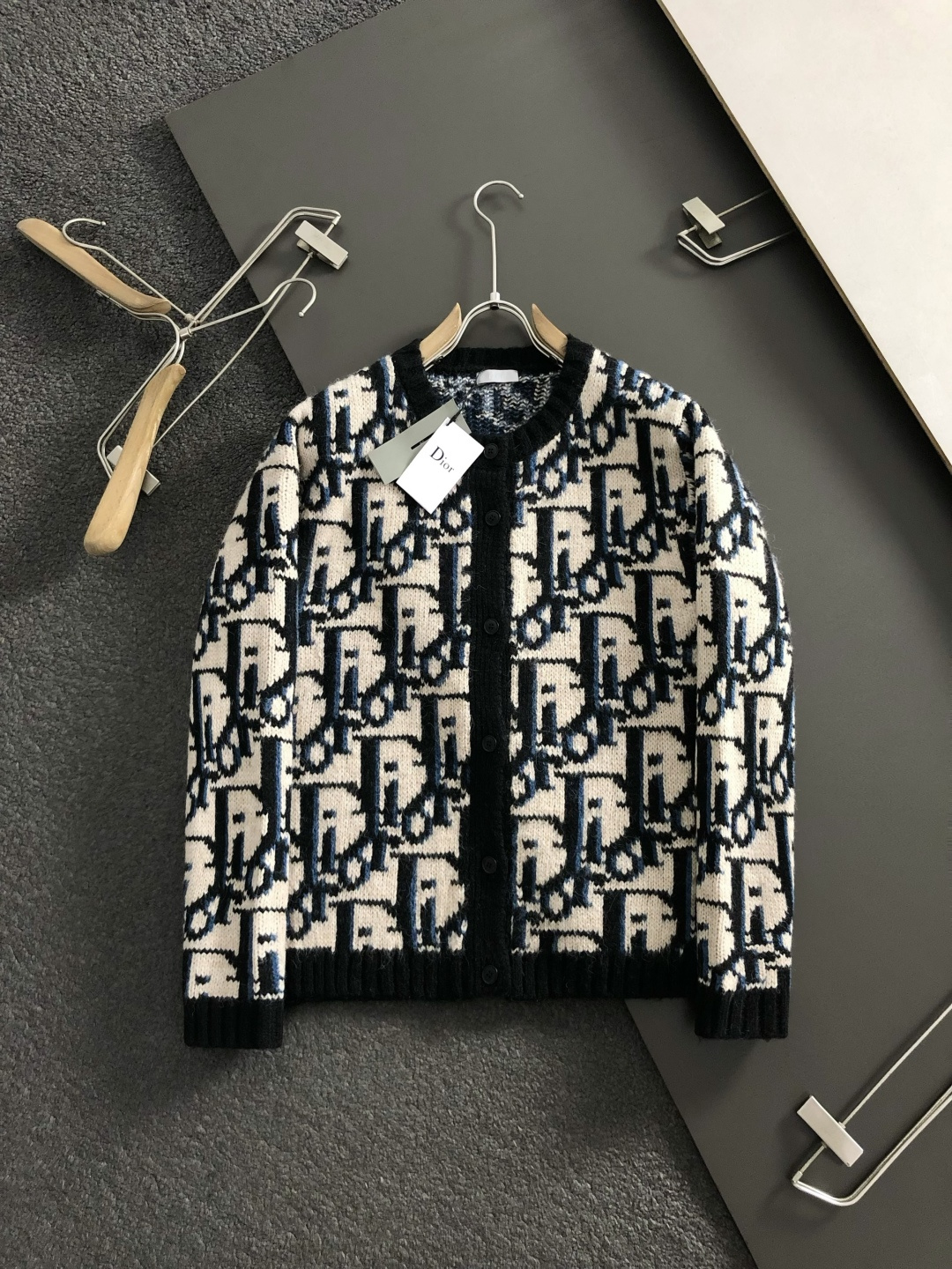 DIR*宽松版型S-Xl2025秋冬潮牌字母三色提花排列羊毛衫，以经典字母提花面料为主调，巧妙融入时尚元