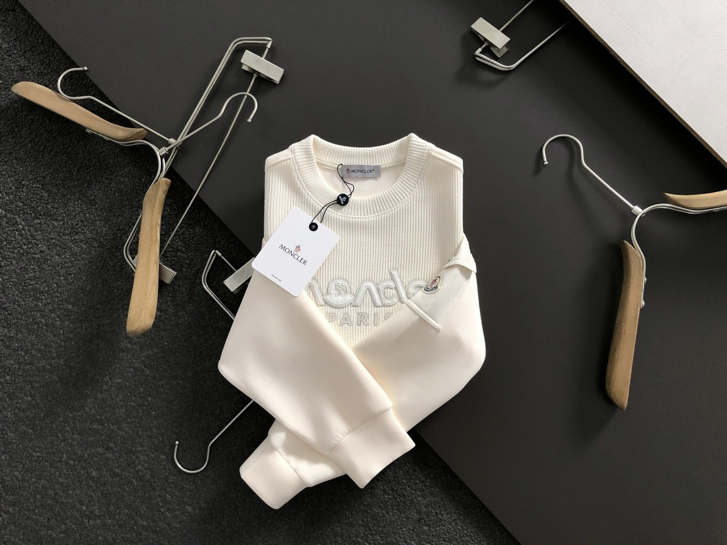 Mon*合身版型M-XXXL2025秋冬云柔系列针织面料拼接贴皮马毛字母融合内里拉绒时尚百搭圆领口袋绣标