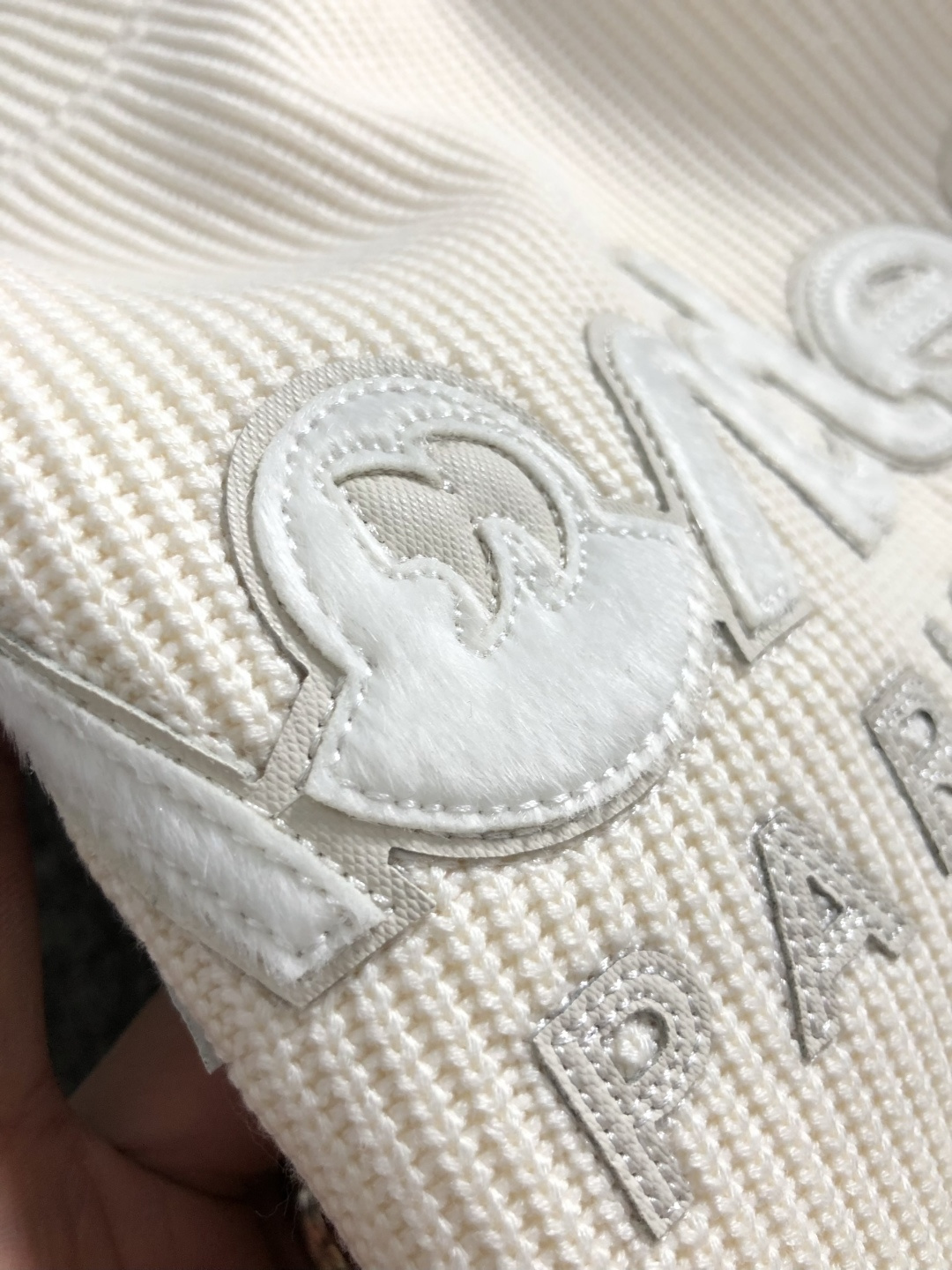 Mon*合身版型M-XXXL2025秋冬云柔系列针织面料拼接贴皮马毛字母融合内里拉绒时尚百搭圆领口袋绣标