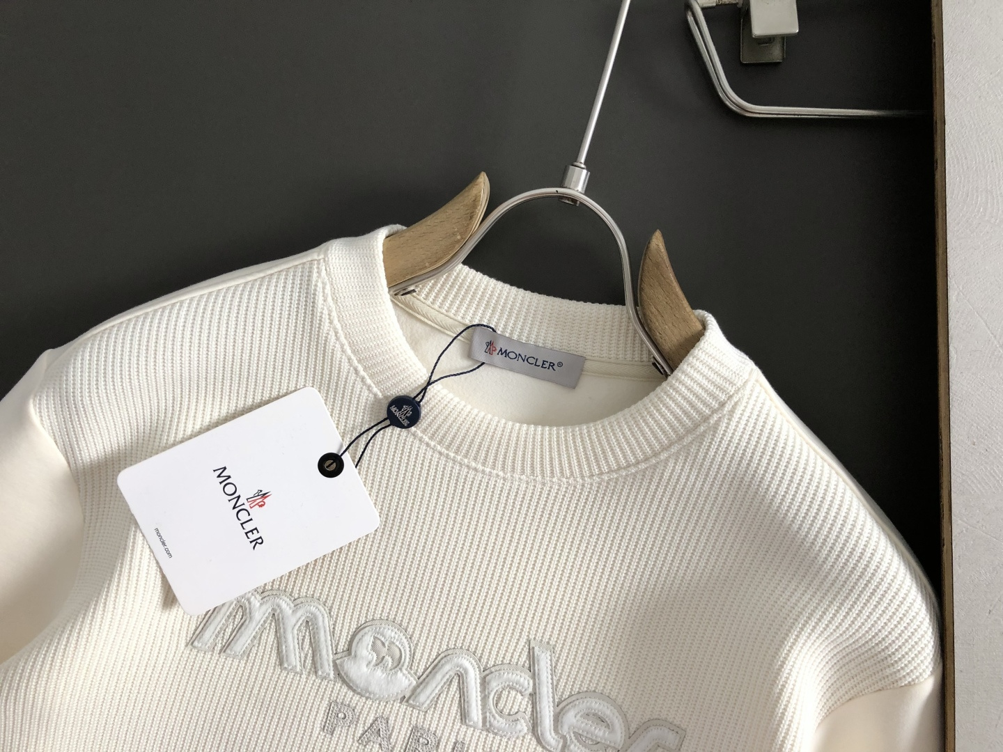 Mon*合身版型M-XXXL2025秋冬云柔系列针织面料拼接贴皮马毛字母融合内里拉绒时尚百搭圆领口袋绣标