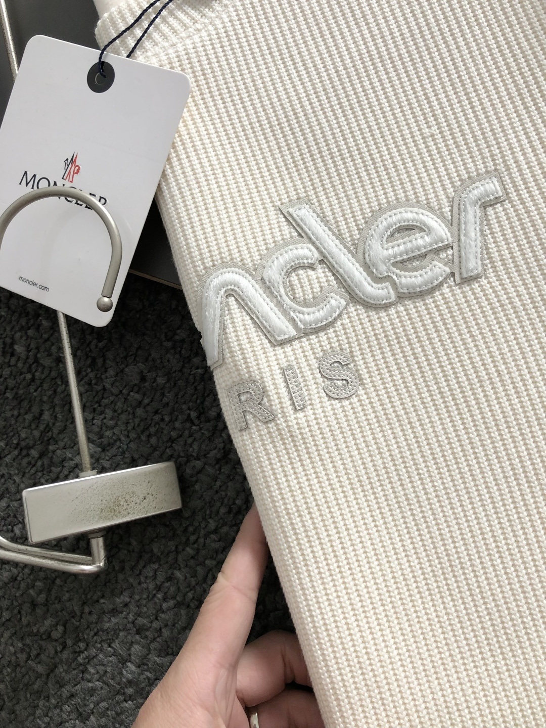 Mon*合身版型M-XXXL2025秋冬云柔系列针织面料拼接贴皮马毛字母融合内里拉绒时尚百搭圆领口袋绣标