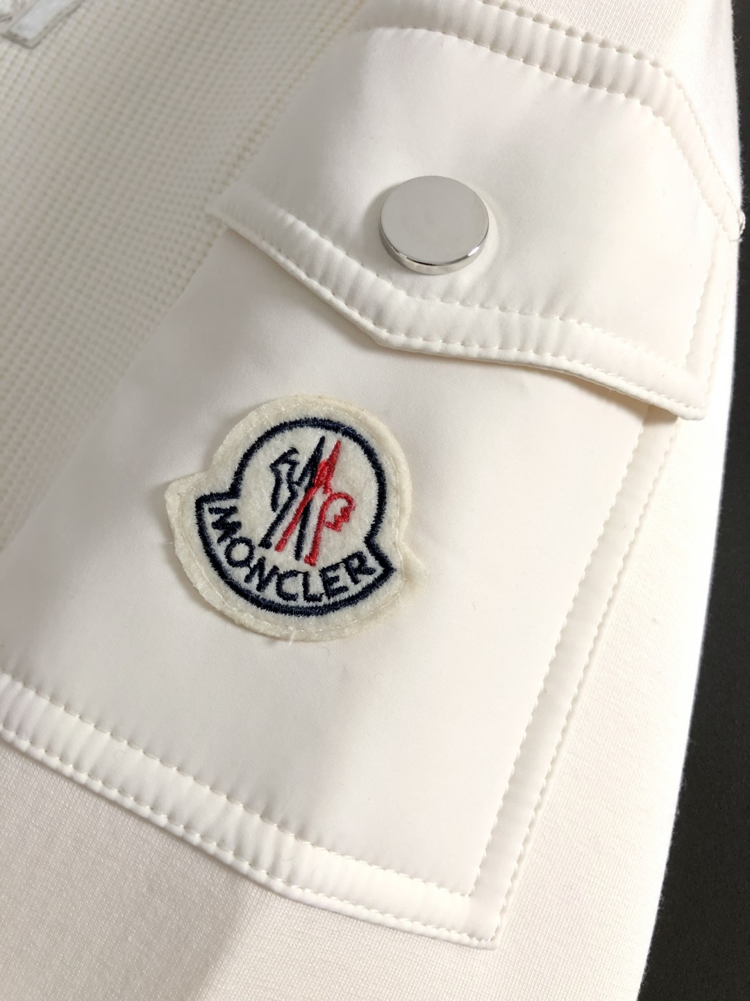 Mon*合身版型M-XXXL2025秋冬云柔系列针织面料拼接贴皮马毛字母融合内里拉绒时尚百搭圆领口袋绣标