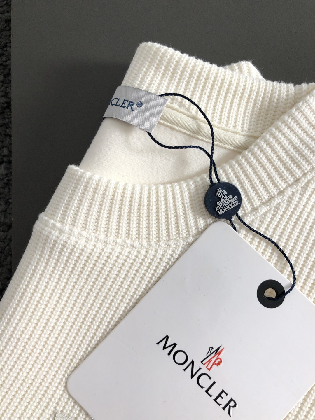 Mon*合身版型M-XXXL2025秋冬云柔系列针织面料拼接贴皮马毛字母融合内里拉绒时尚百搭圆领口袋绣标