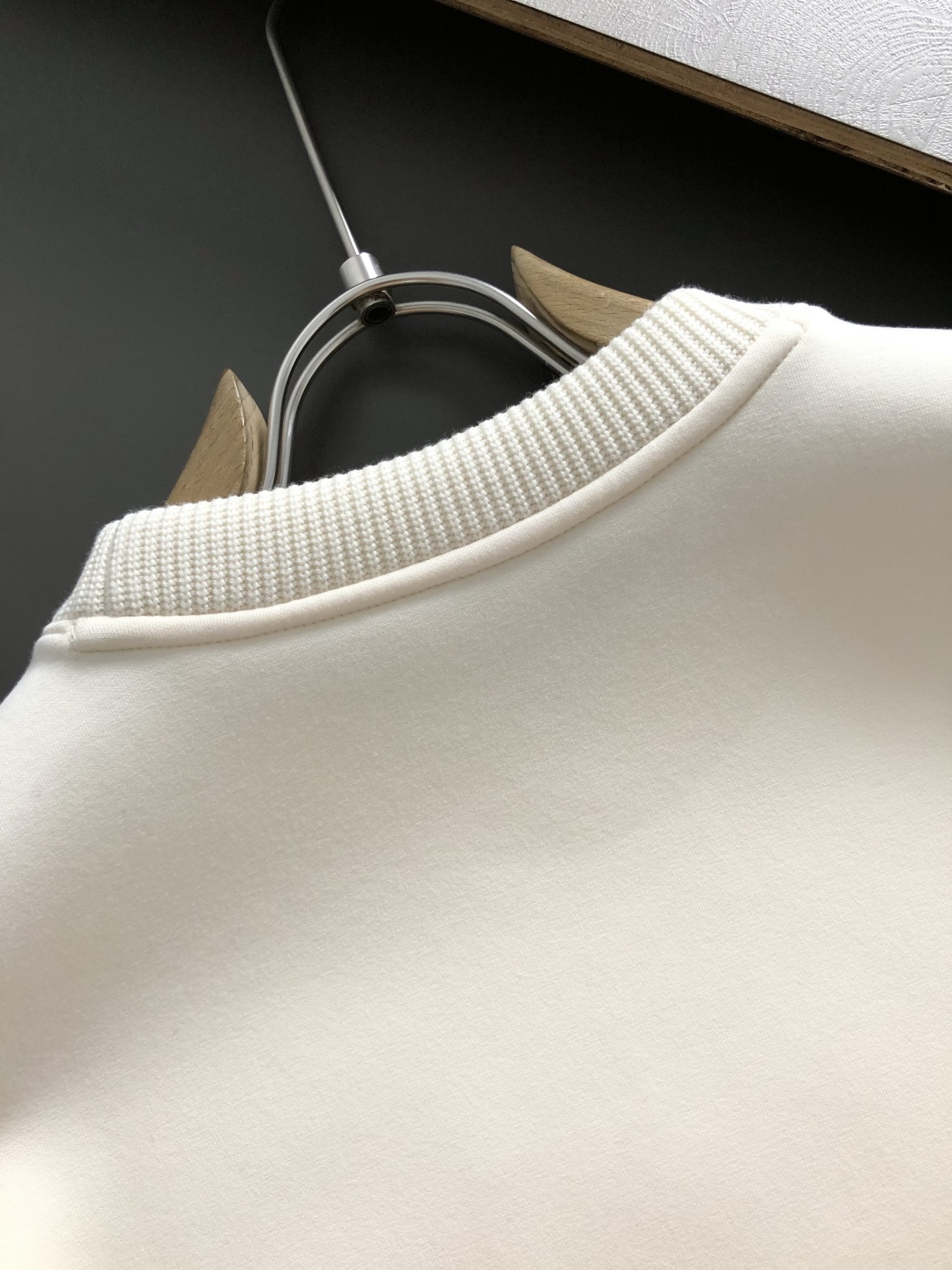 Mon*合身版型M-XXXL2025秋冬云柔系列针织面料拼接贴皮马毛字母融合内里拉绒时尚百搭圆领口袋绣标