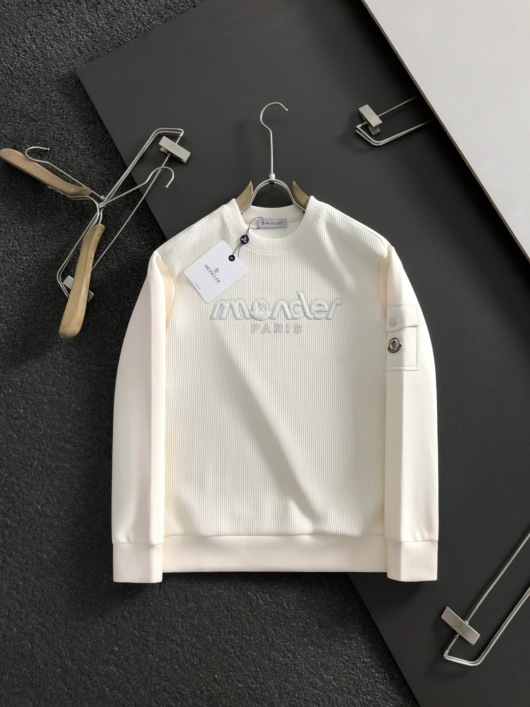 Mon*合身版型M-XXXL2025秋冬云柔系列针织面料拼接贴皮马毛字母融合内里拉绒时尚百搭圆领口袋绣标