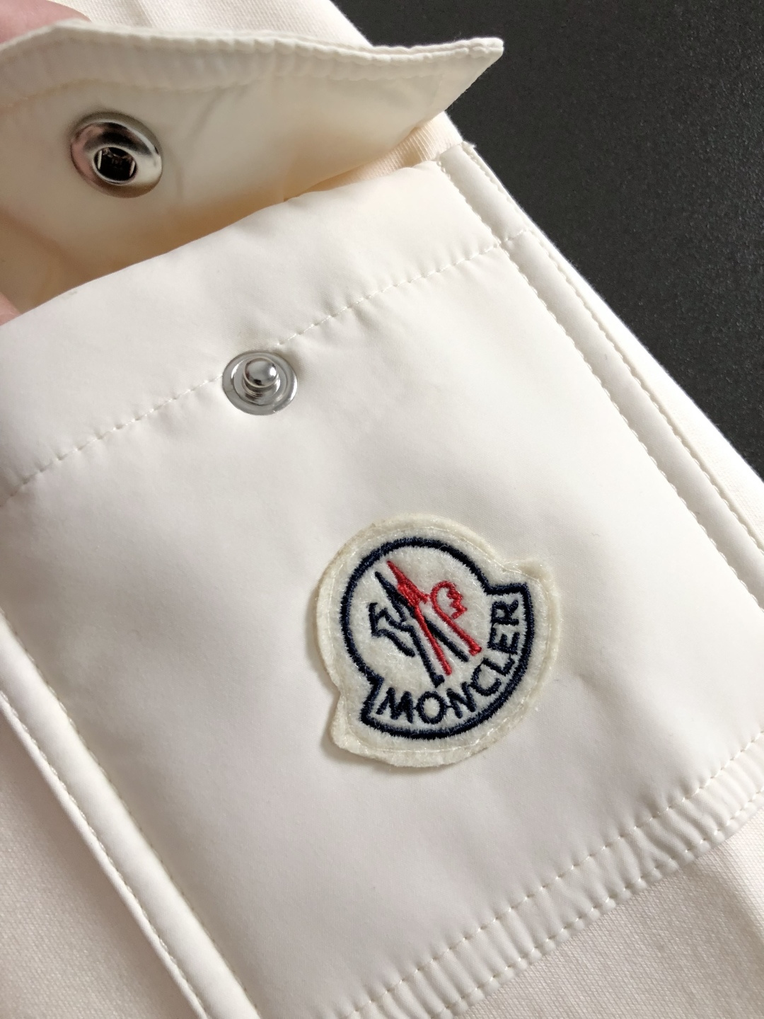 Mon*合身版型M-XXXL2025秋冬云柔系列针织面料拼接贴皮马毛字母融合内里拉绒时尚百搭圆领口袋绣标