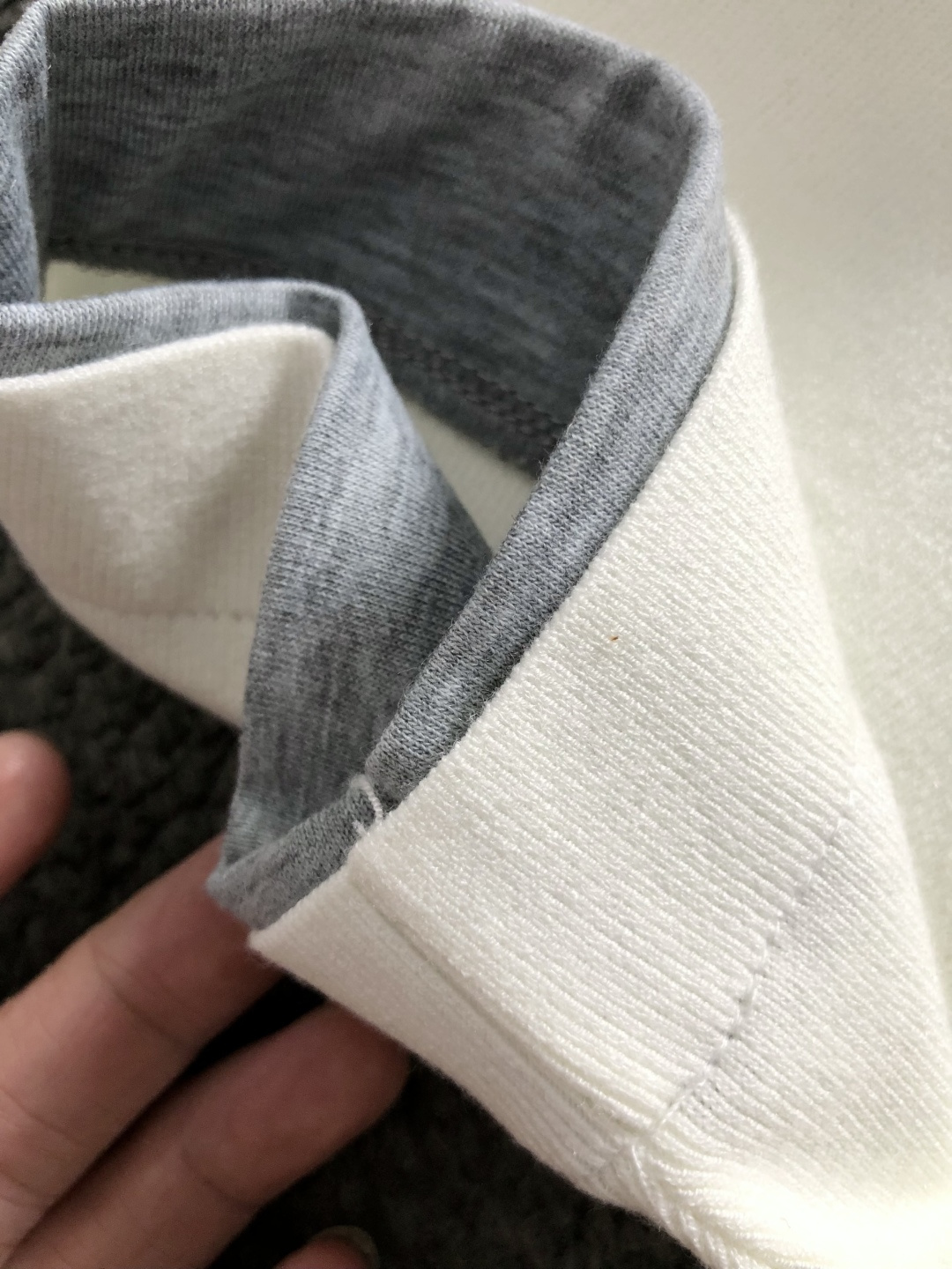 PRAD*合身版型M-XXXL2025秋冬黑灰拼色双层领口三角标融合羊毛短袖，精致工艺专柜面料，顶级元素