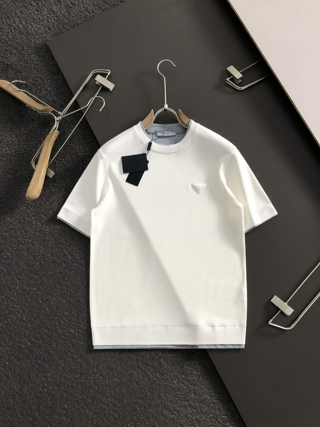 PRAD*合身版型M-XXXL2025秋冬黑灰拼色双层领口三角标融合羊毛短袖，精致工艺专柜面料，顶级元素