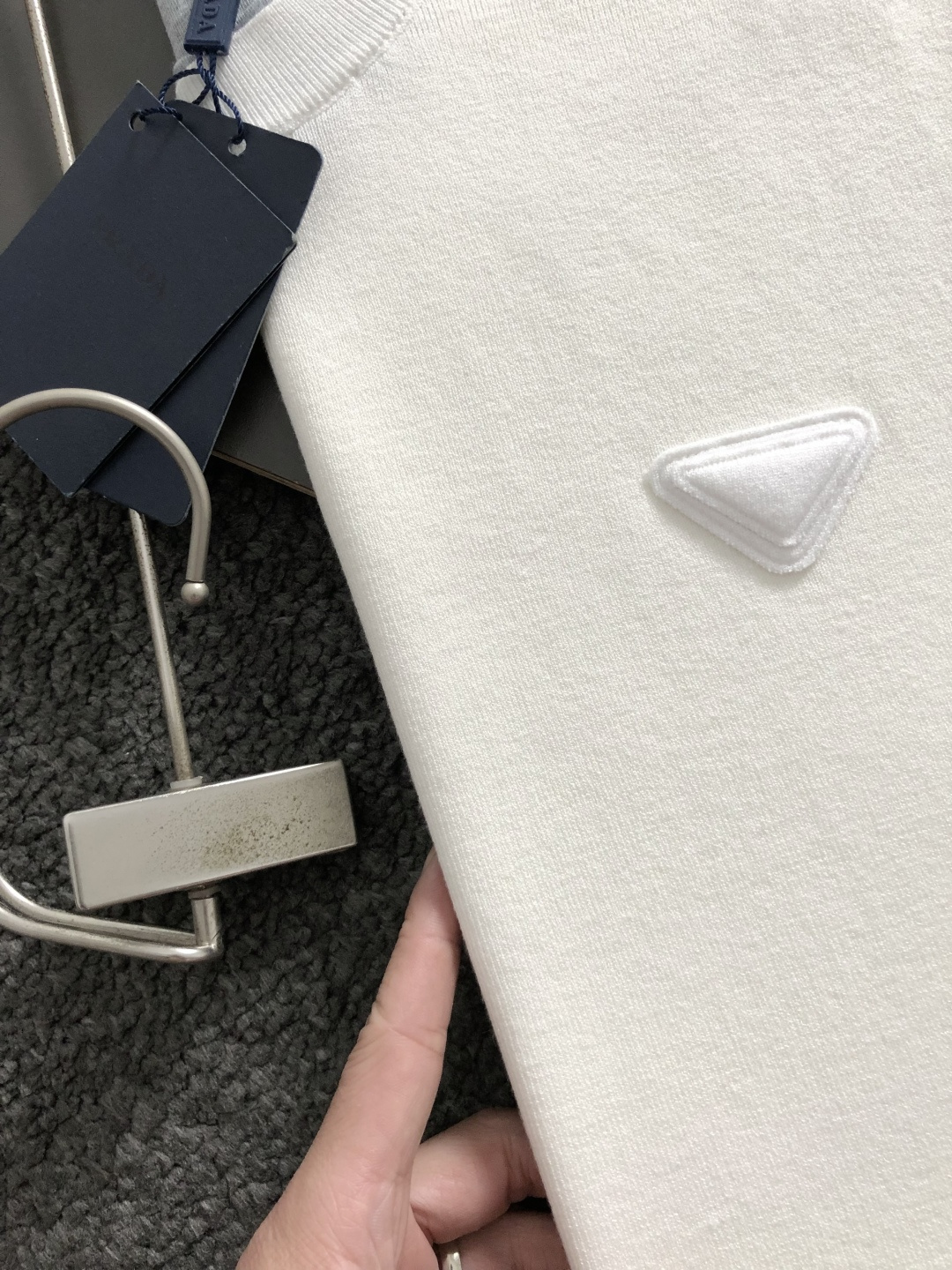 PRAD*合身版型M-XXXL2025秋冬黑灰拼色双层领口三角标融合羊毛短袖，精致工艺专柜面料，顶级元素