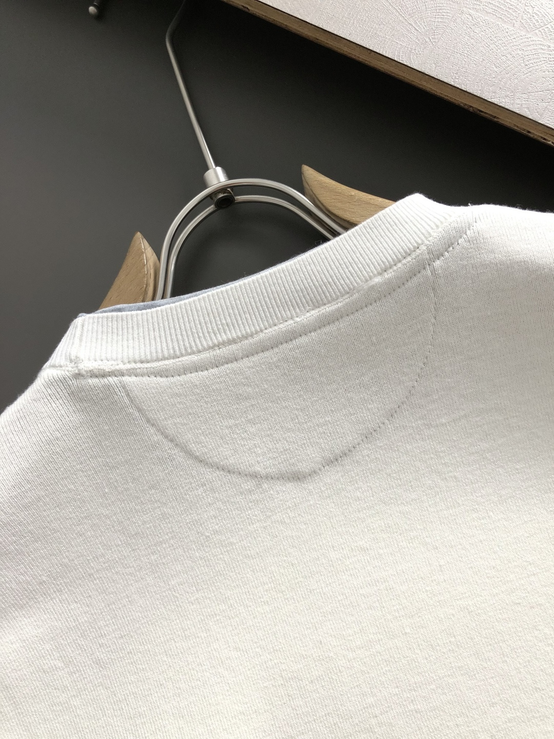 PRAD*合身版型M-XXXL2025秋冬黑灰拼色双层领口三角标融合羊毛短袖，精致工艺专柜面料，顶级元素