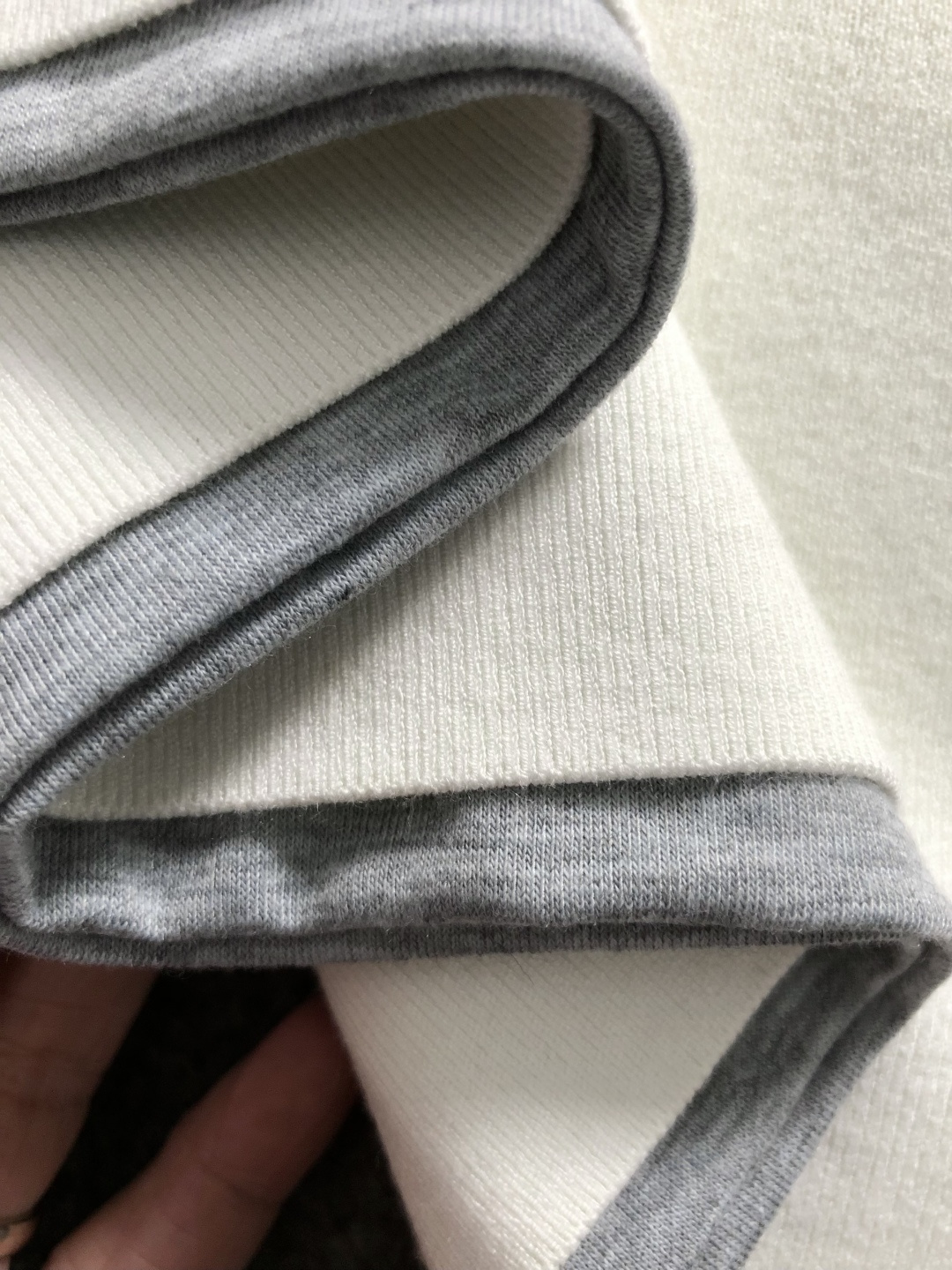 PRAD*合身版型M-XXXL2025秋冬黑灰拼色双层领口三角标融合羊毛短袖，精致工艺专柜面料，顶级元素