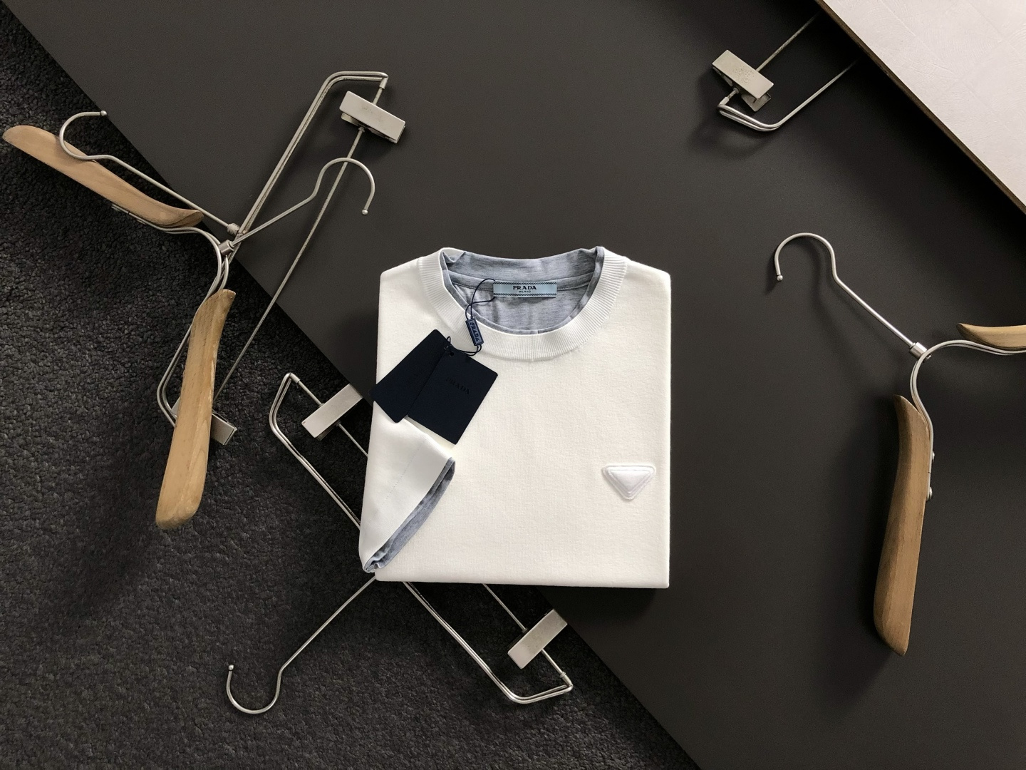 PRAD*合身版型M-XXXL2025秋冬黑灰拼色双层领口三角标融合羊毛短袖，精致工艺专柜面料，顶级元素