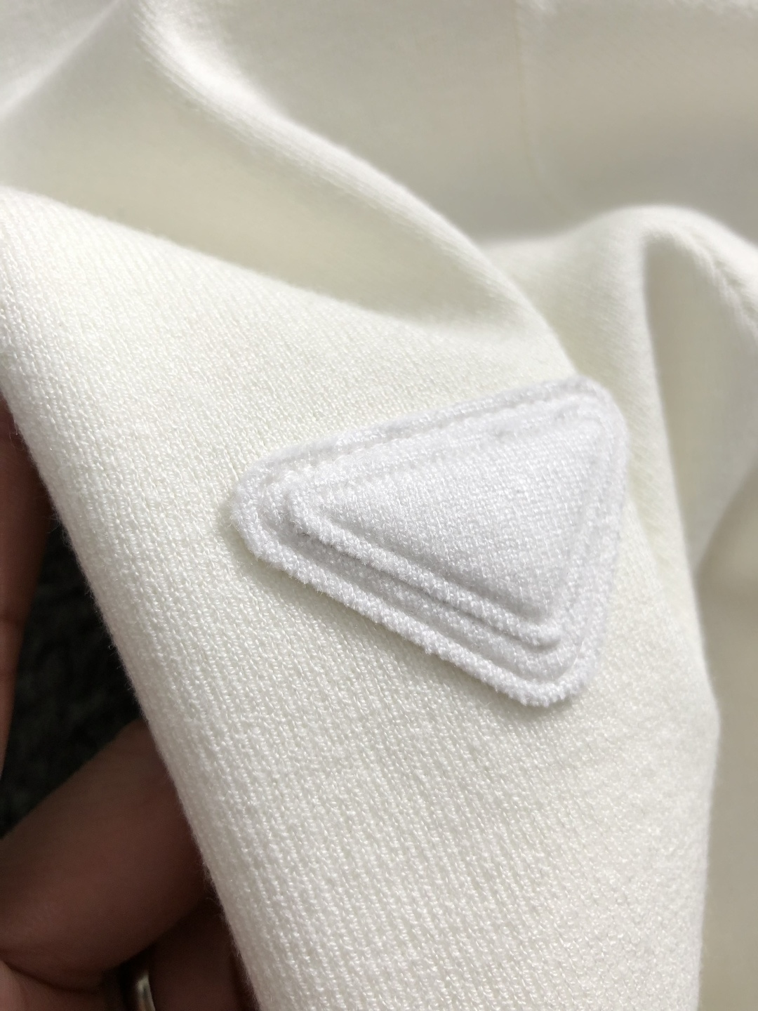 PRAD*合身版型M-XXXL2025秋冬黑灰拼色双层领口三角标融合羊毛短袖，精致工艺专柜面料，顶级元素