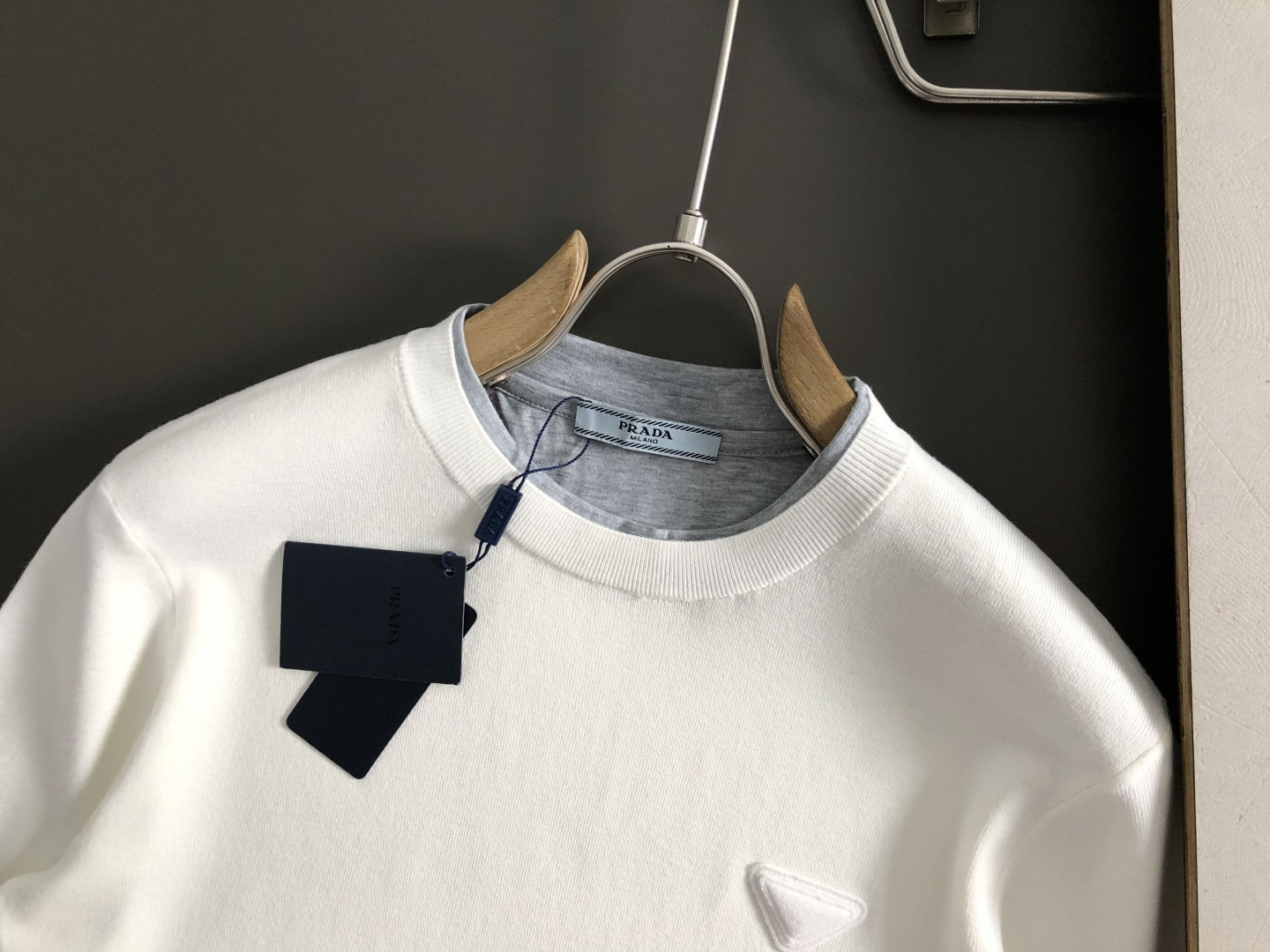 PRAD*合身版型M-XXXL2025秋冬黑灰拼色双层领口三角标融合羊毛短袖，精致工艺专柜面料，顶级元素