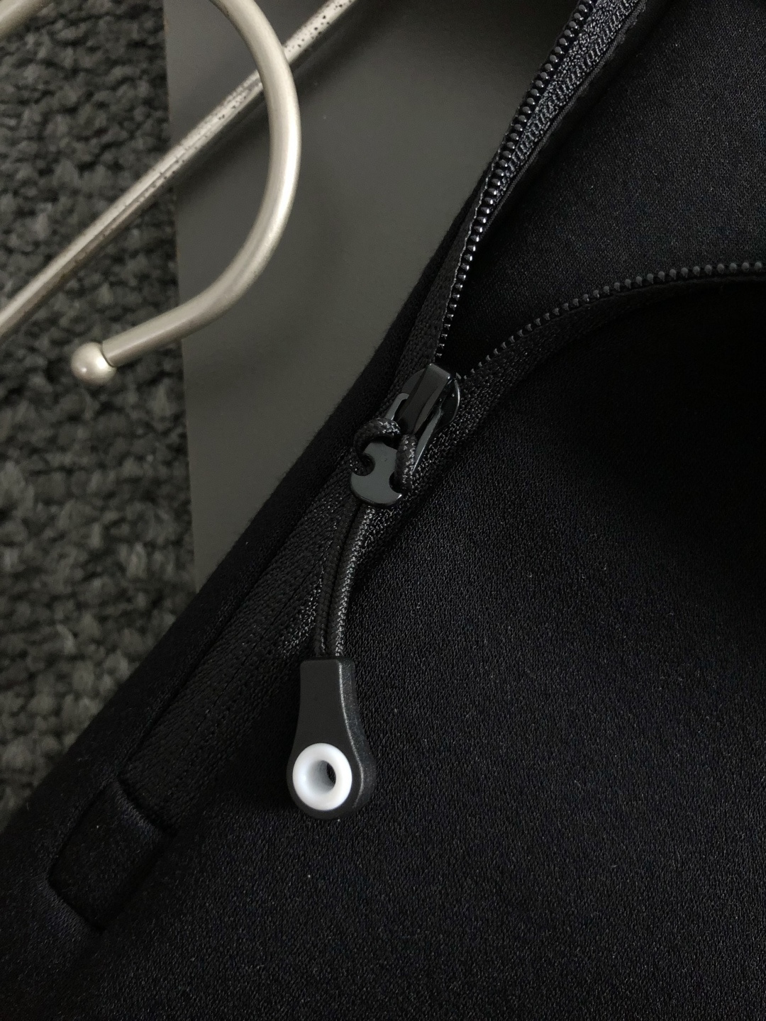 ALO*合身版型M-XXXL2025秋冬顶级黑灰拼色立体logo卫衣，精致工艺专柜面料，顶级元素融合打造