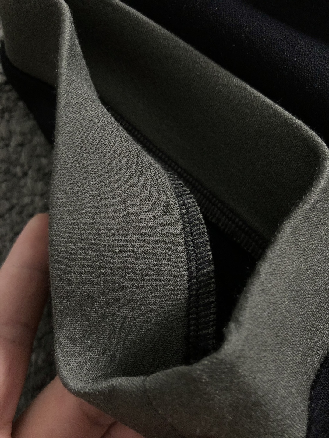 ALO*合身版型M-XXXL2025秋冬顶级黑灰拼色立体logo卫衣，精致工艺专柜面料，顶级元素融合打造