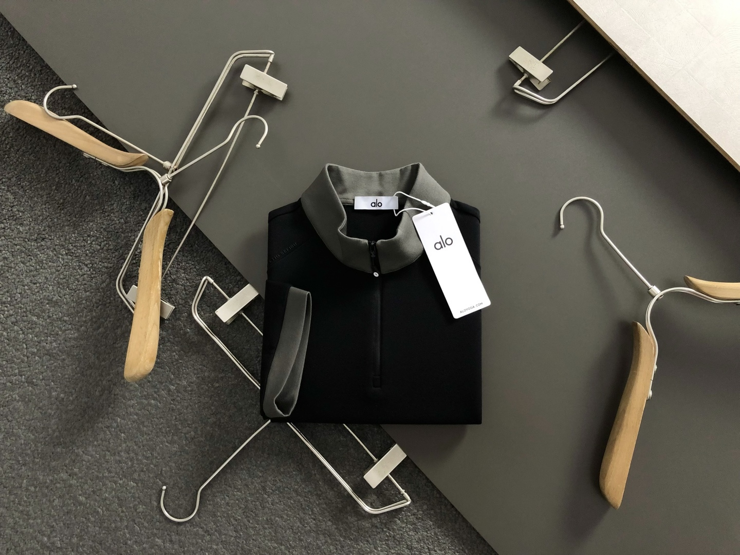 ALO*合身版型M-XXXL2025秋冬顶级黑灰拼色立体logo卫衣，精致工艺专柜面料，顶级元素融合打造