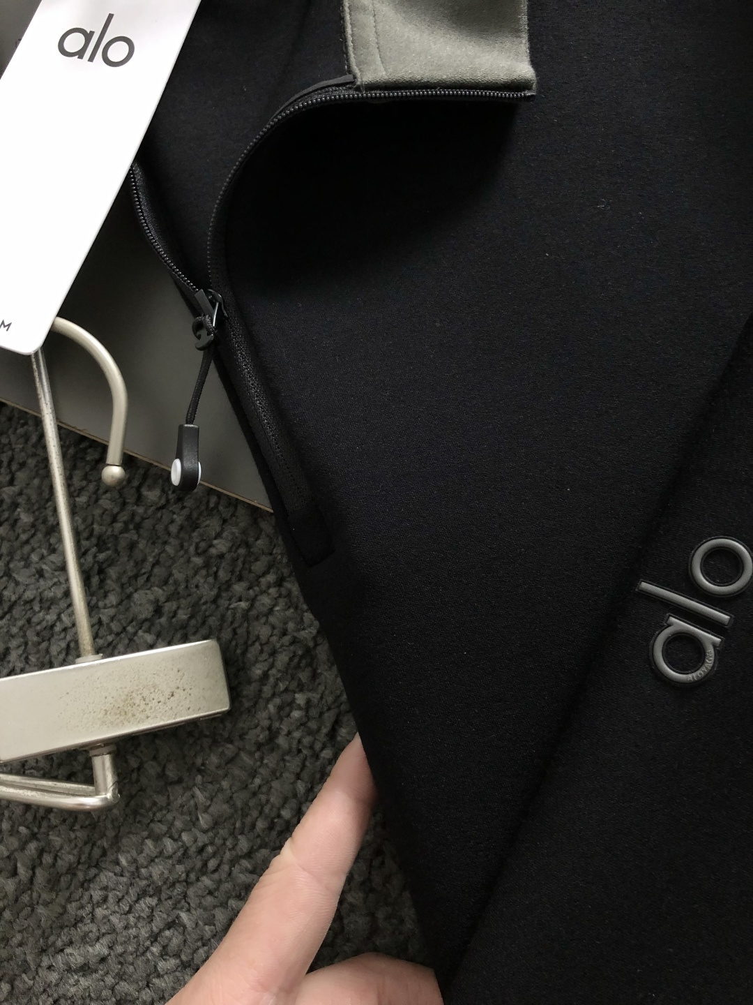 ALO*合身版型M-XXXL2025秋冬顶级黑灰拼色立体logo卫衣，精致工艺专柜面料，顶级元素融合打造