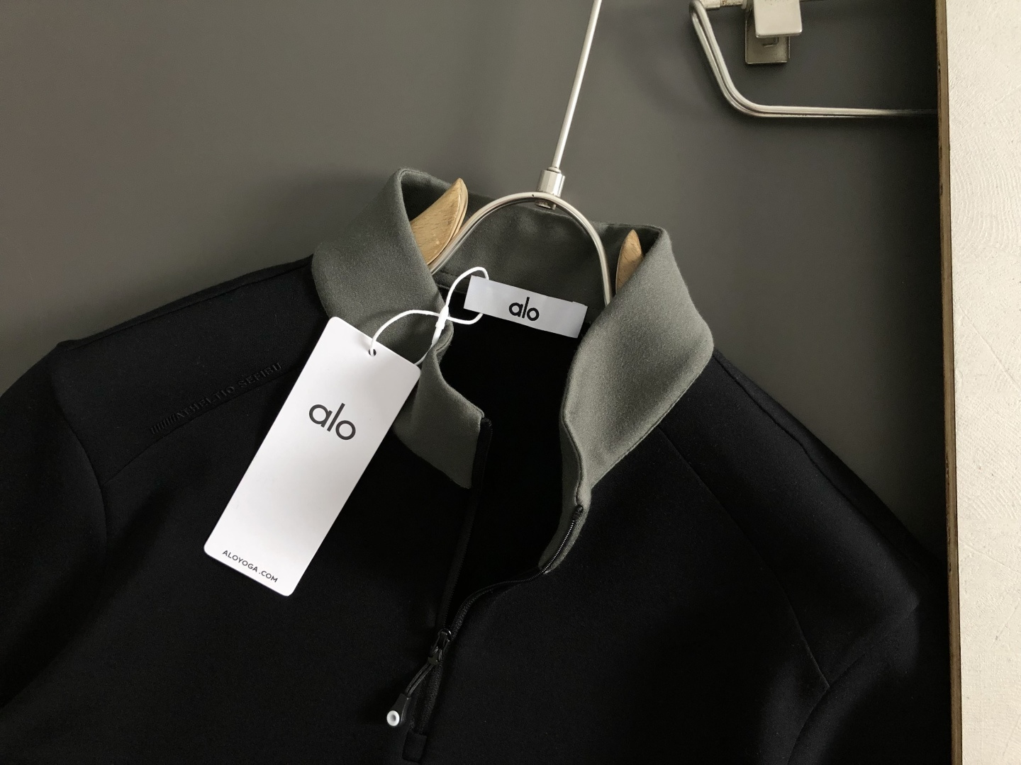 ALO*合身版型M-XXXL2025秋冬顶级黑灰拼色立体logo卫衣，精致工艺专柜面料，顶级元素融合打造