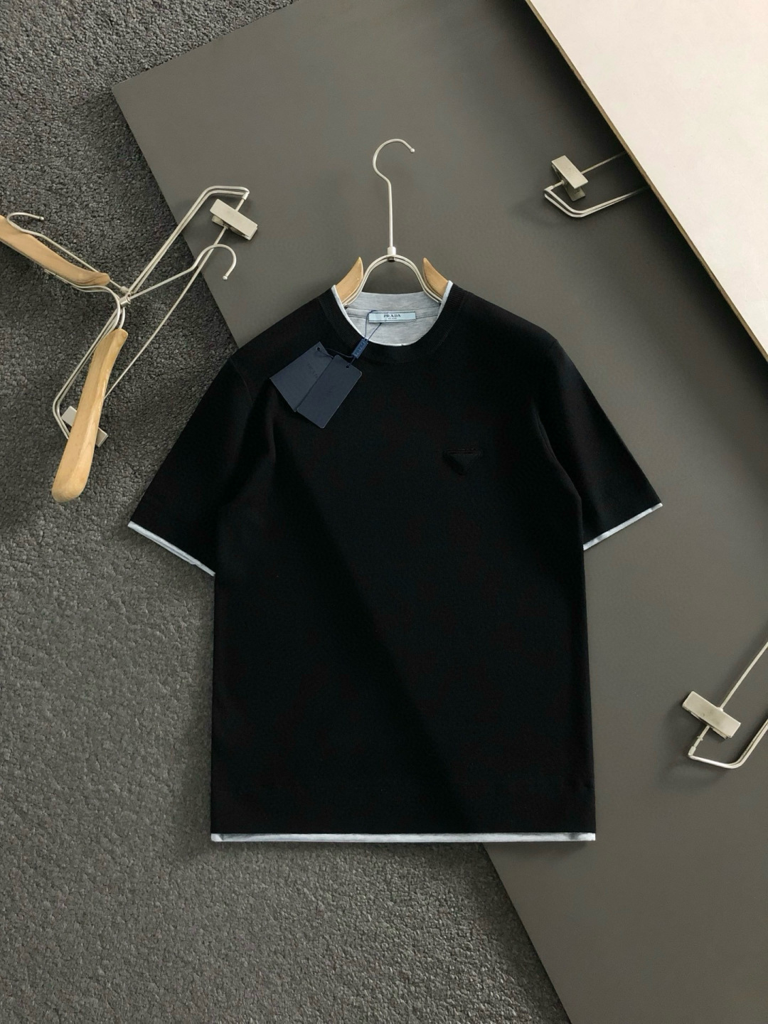 PRAD*合身版型M-XXXL2025秋冬黑灰拼色双层领口三角标融合羊毛短袖，精致工艺专柜面料，顶级元素