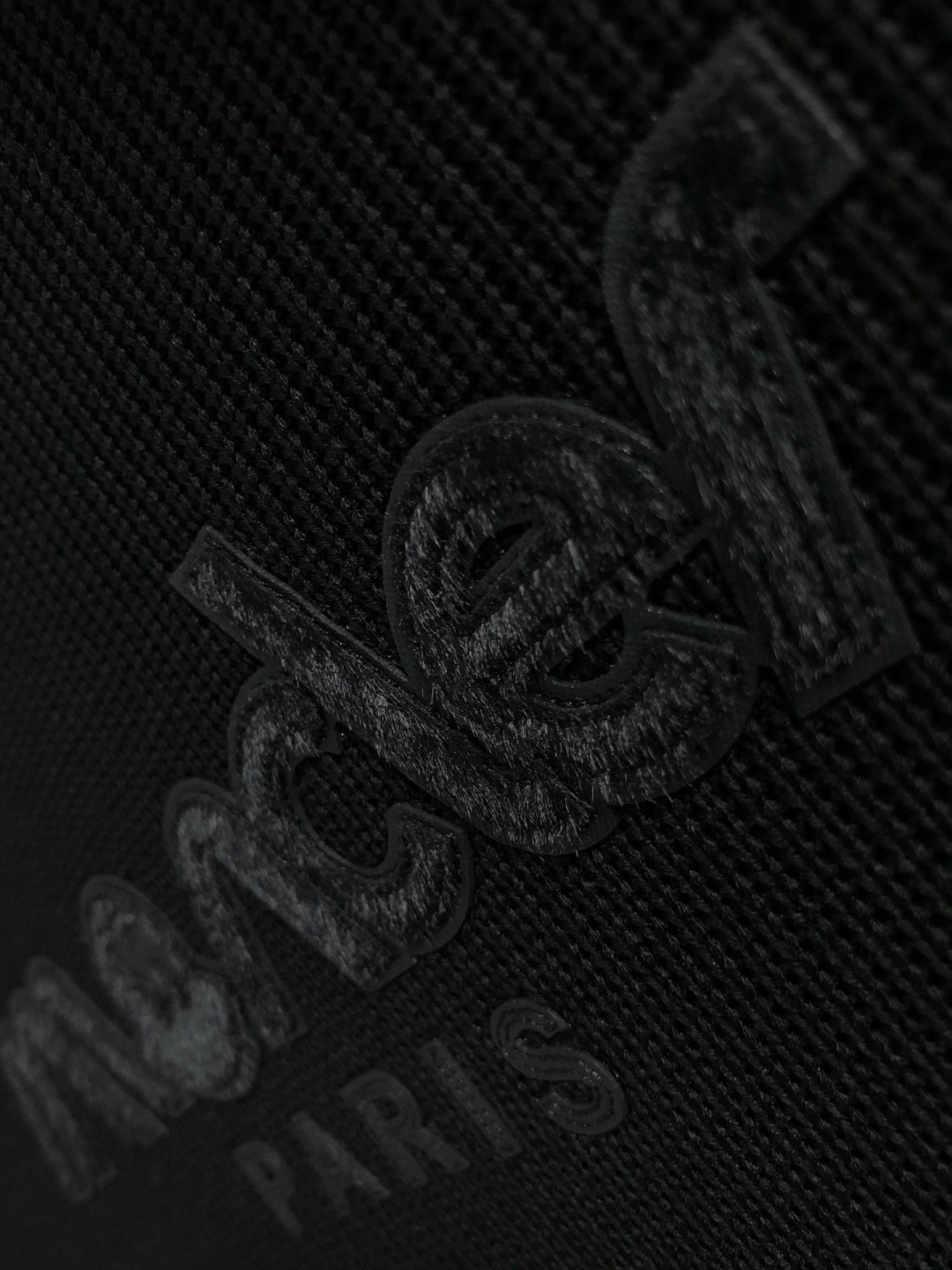 Mon*合身版型M-XXXL2025秋冬云柔系列针织面料拼接贴皮马毛字母融合内里拉绒时尚百搭圆领口袋绣标