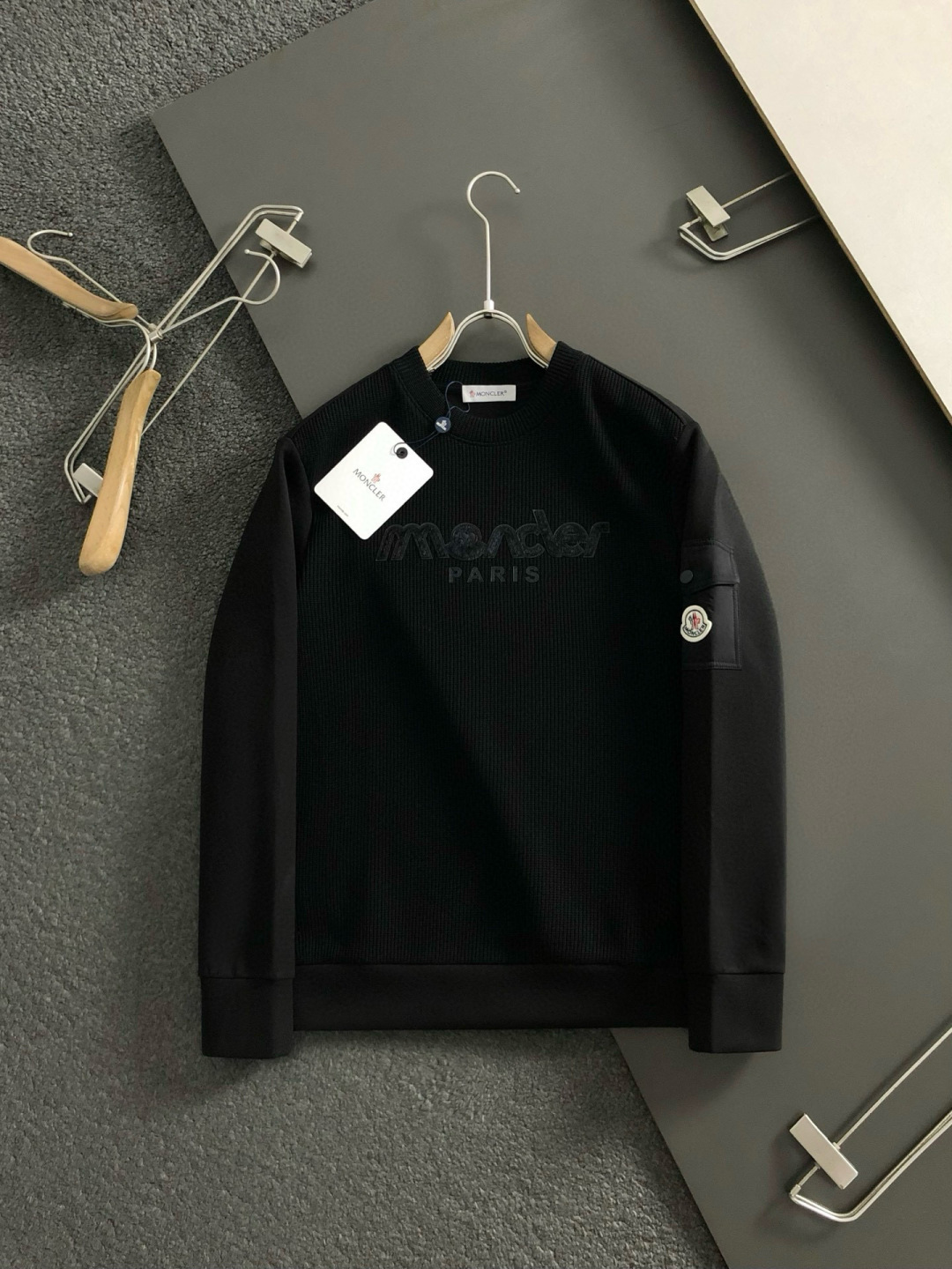 Mon*合身版型M-XXXL2025秋冬云柔系列针织面料拼接贴皮马毛字母融合内里拉绒时尚百搭圆领口袋绣标