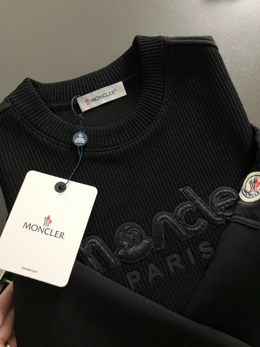 Mon*合身版型M-XXXL2025秋冬云柔系列针织面料拼接贴皮马毛字母融合内里拉绒时尚百搭圆领口袋绣标