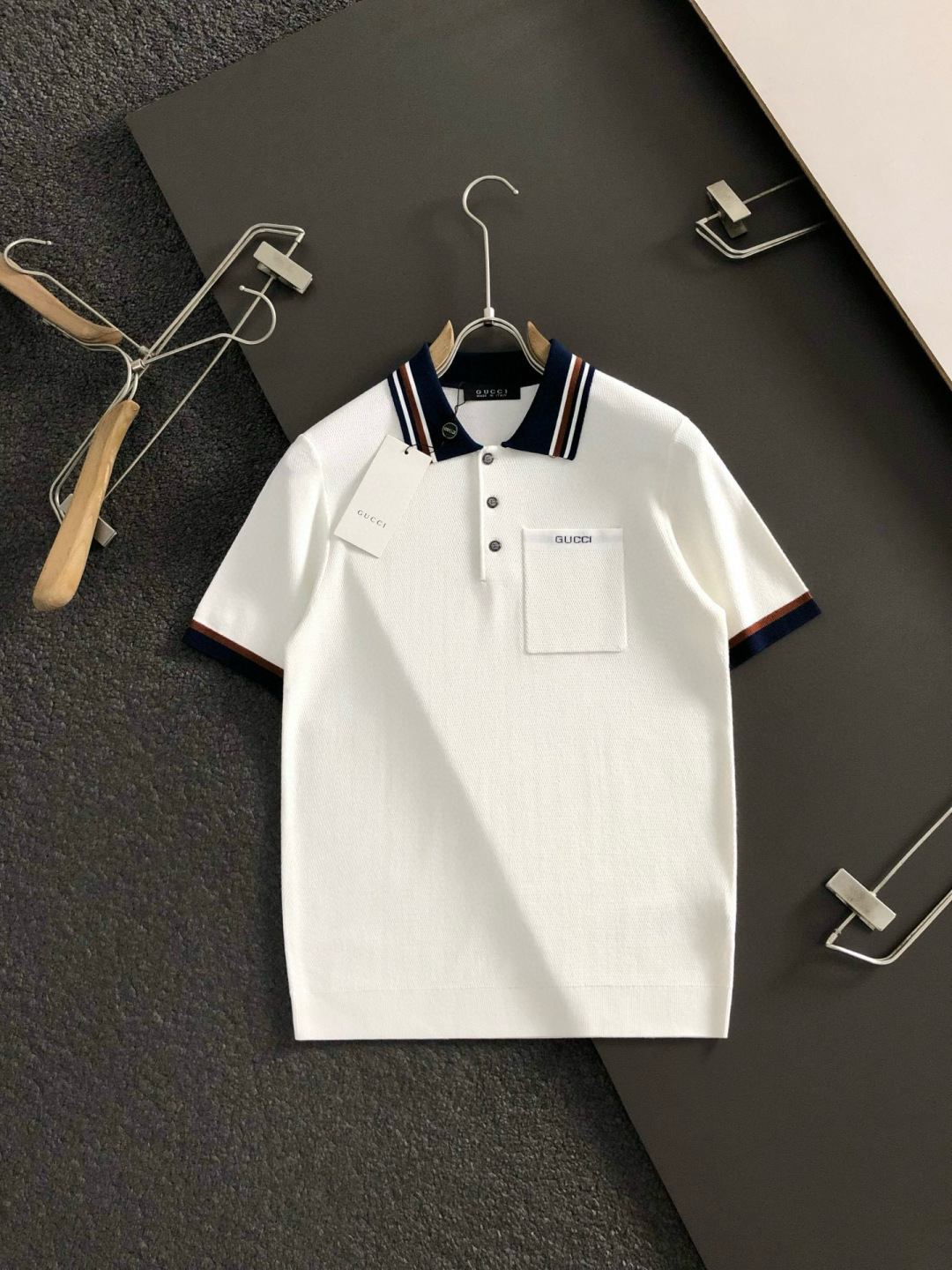 Gucc*合身版型M-XXXL2025秋冬领口提花口袋款刺绣字母翻领羊毛短袖，精致工艺专柜面料，顶级元素